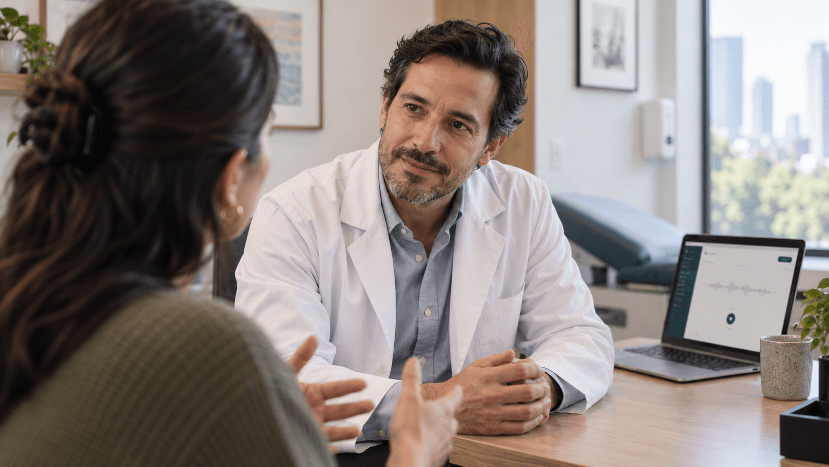 Médico usando Angy en su consultorio