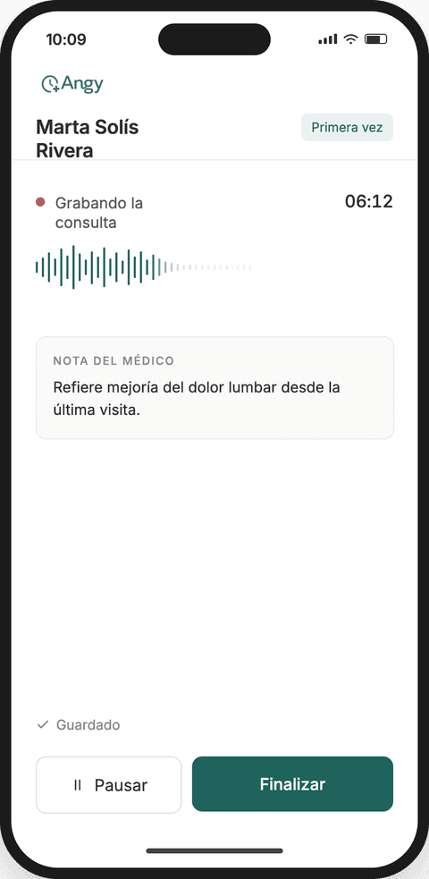 Angy grabando una consulta en el celular